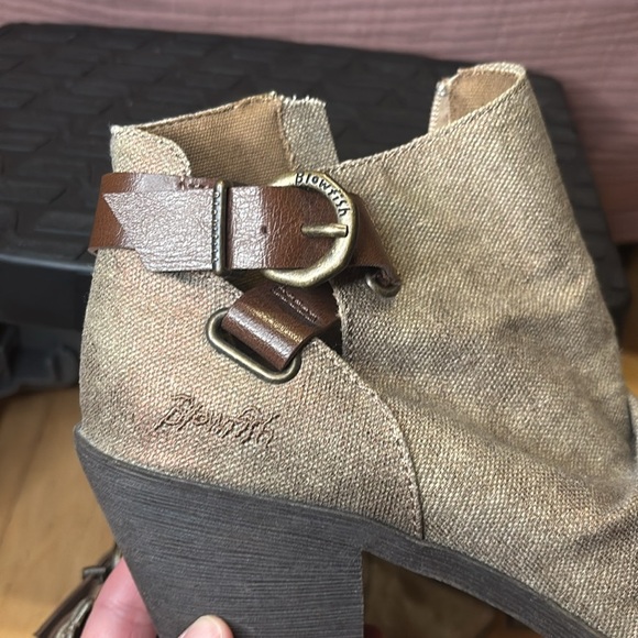Blowfish Malibu Block Heel Peep Toe Bootie
Brown Racher Canvas Women Size 8.5 - Picture 6 of 6